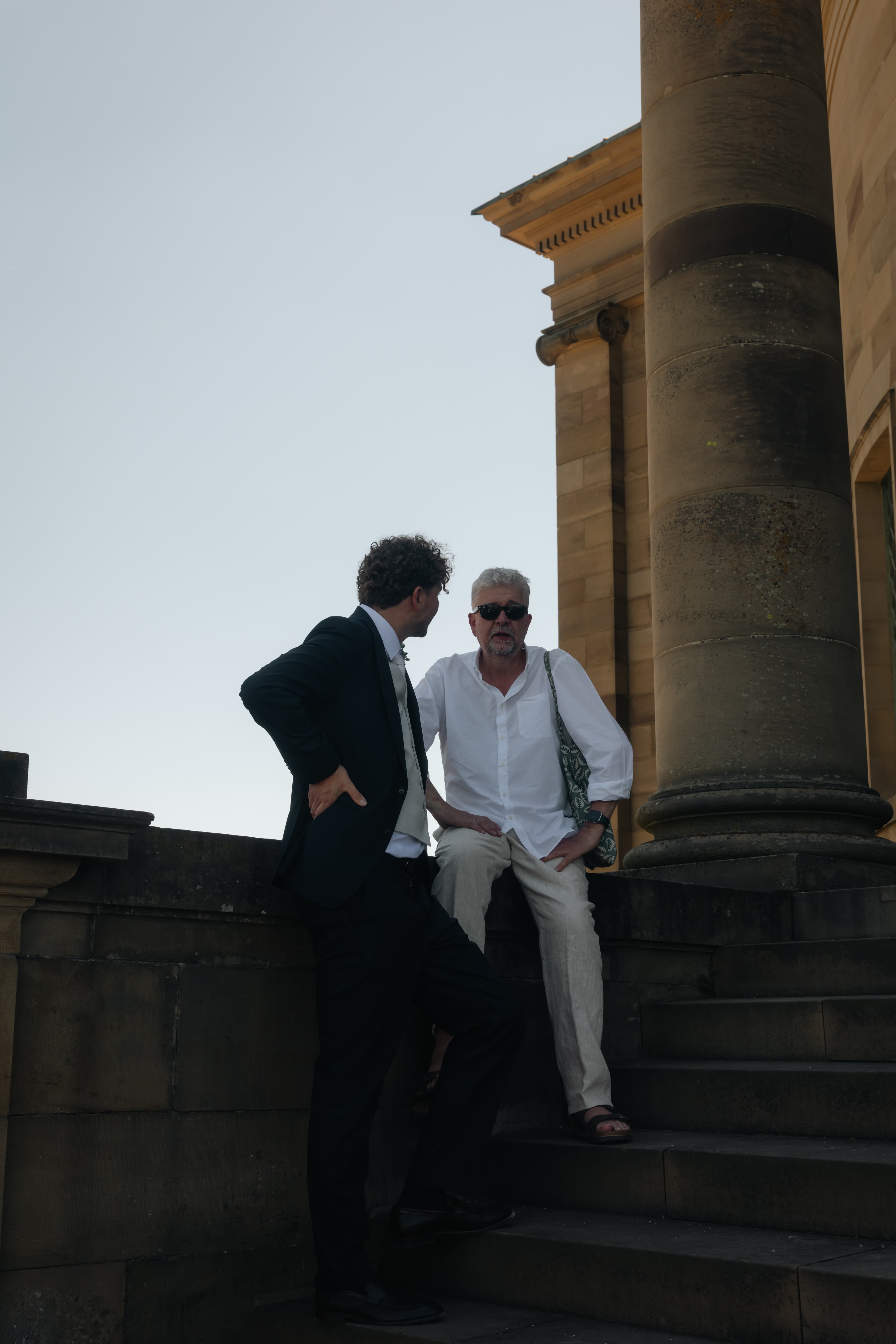 Hochzeitsfotografie – Bräutigam an der Grabkapelle Stuttgart