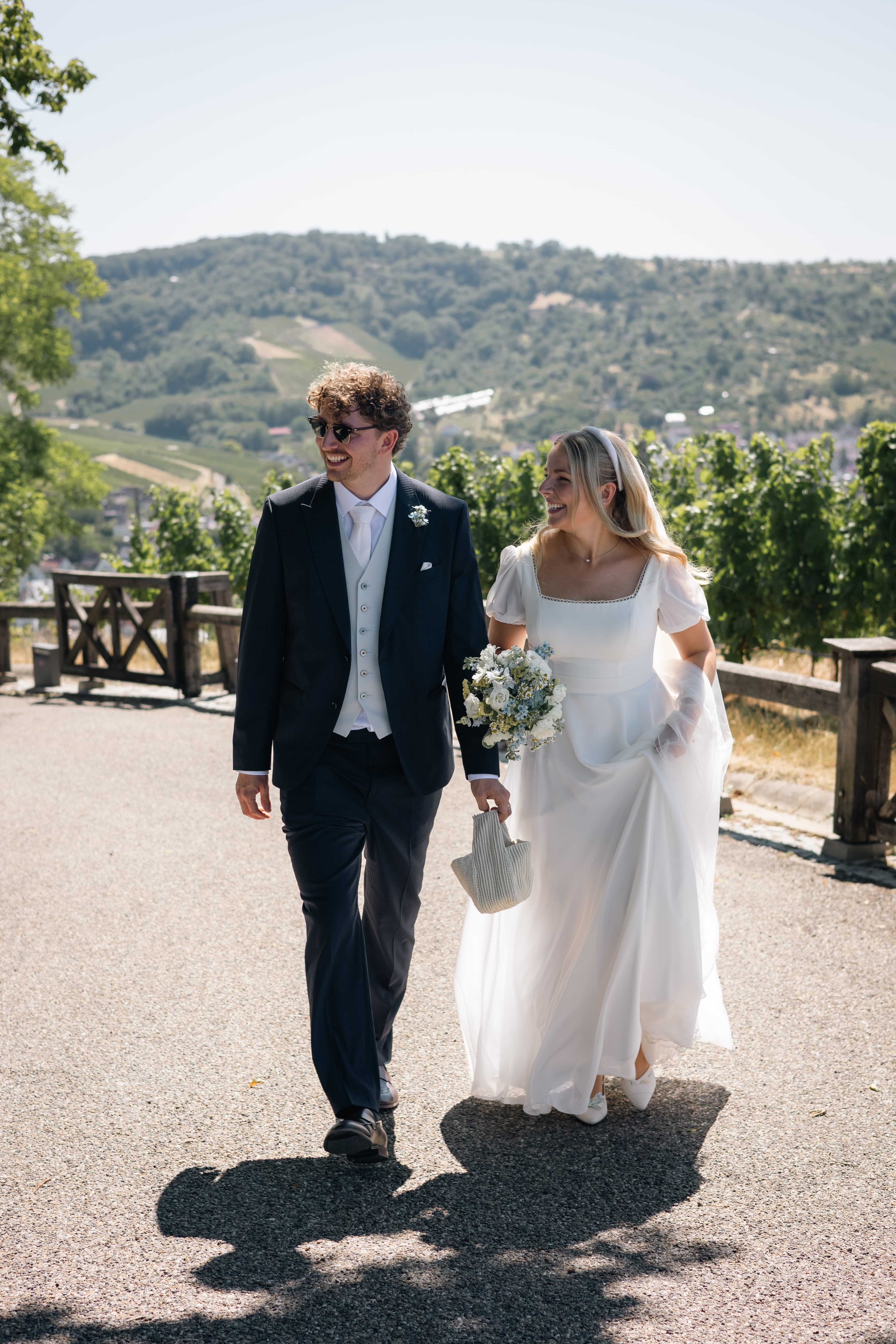 Hochzeitsfotografie – Brautpaar beim Laufen