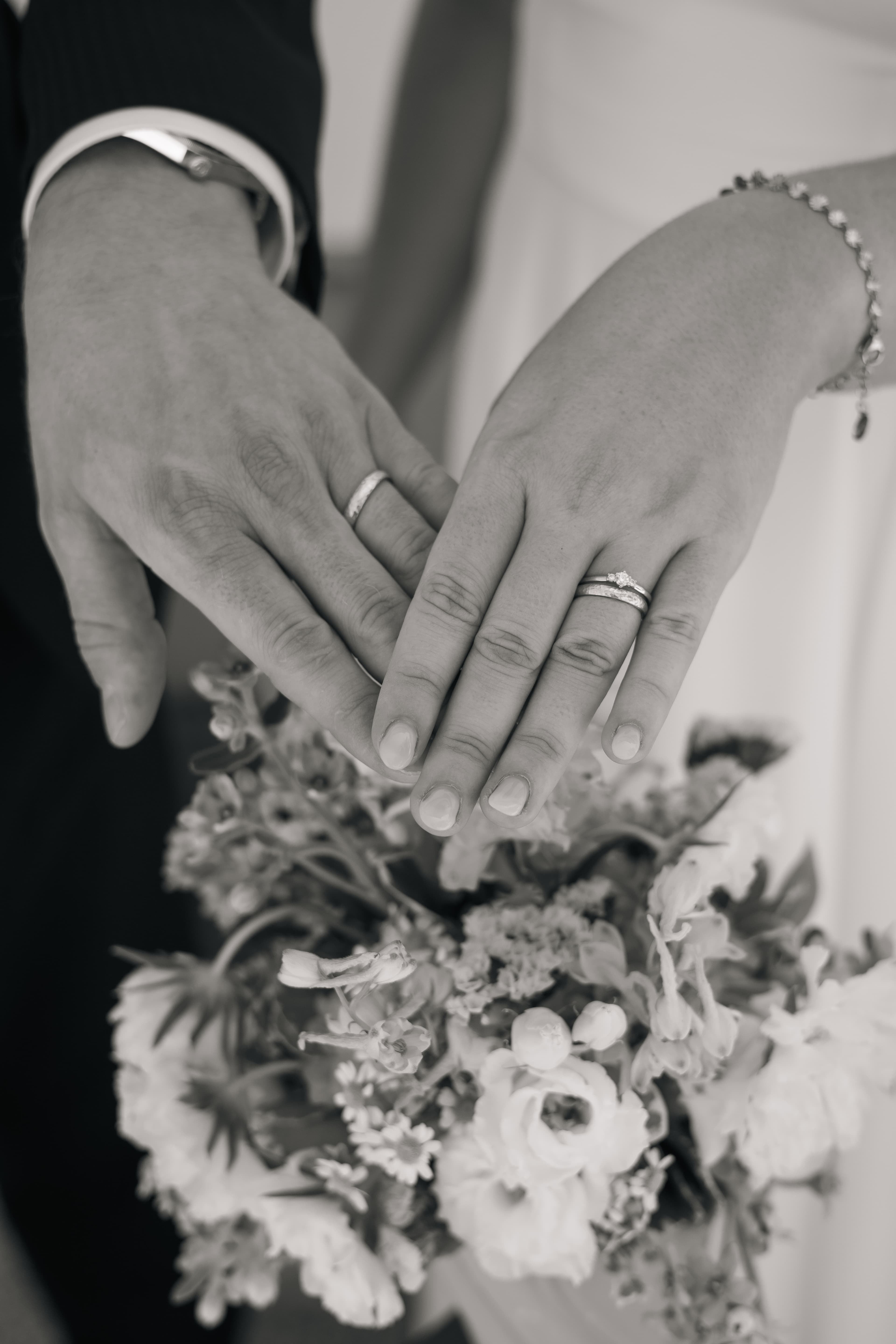 Hochzeitsfotografie – Ringe an den Händen