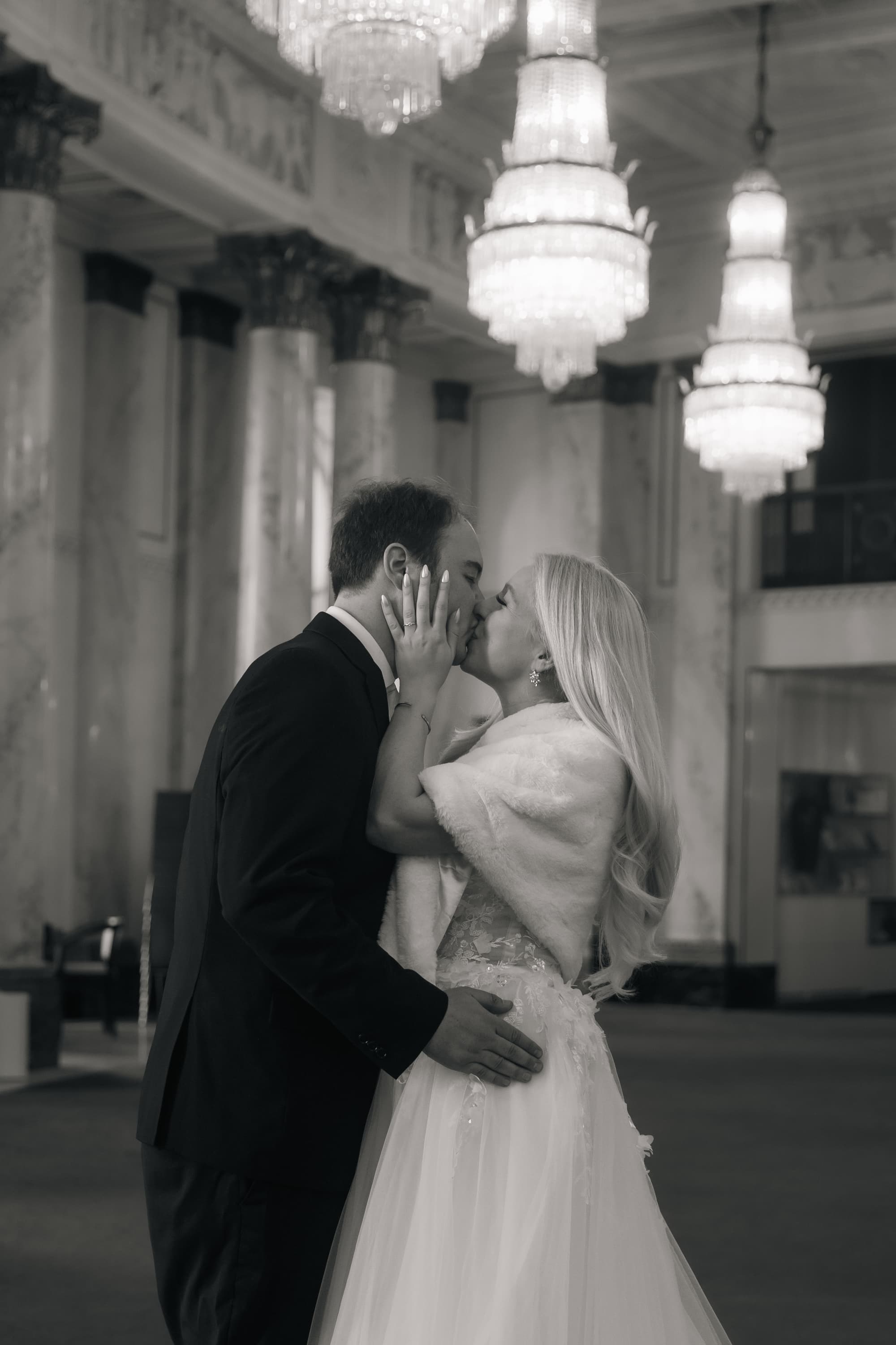 Hochzeitsfotografie – Brautpaar schwarz-weiß in Schloss