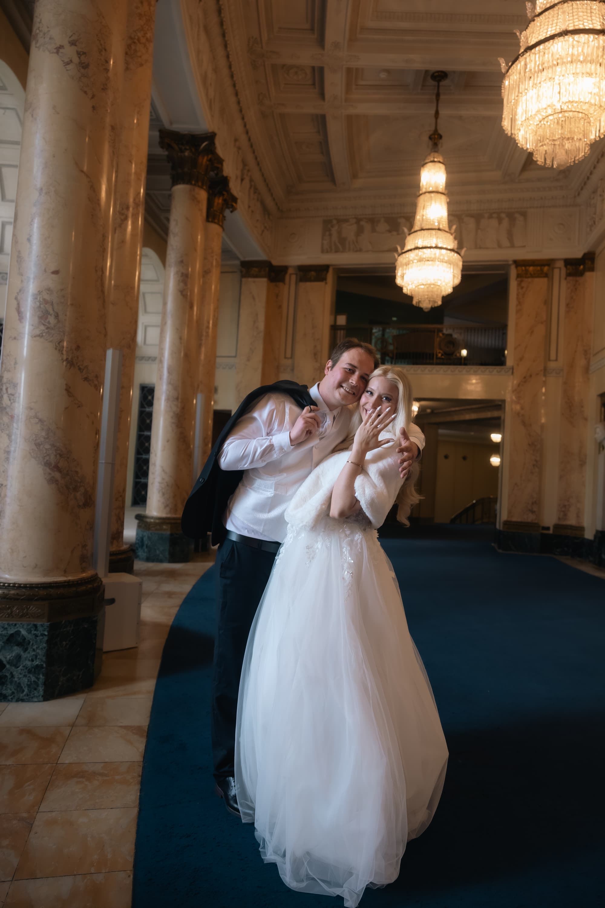 Hochzeitsfotografie – Brautpaar zeigt die Ringe